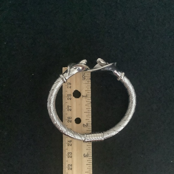 Vintage silver tone engraved lily flower bangle. - Picture 8 of 8